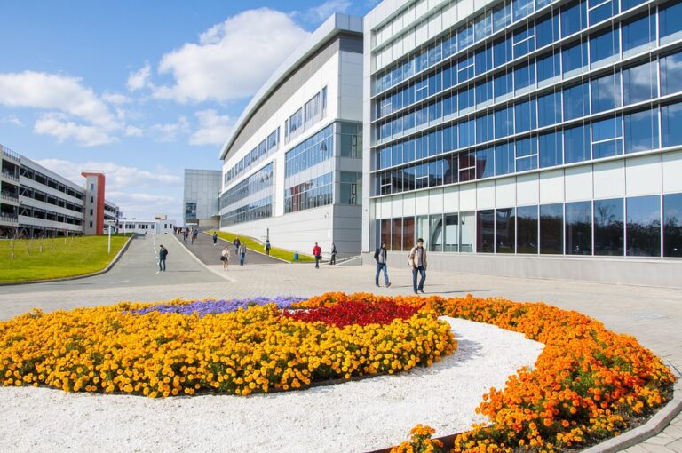 Dengan komitmen untuk memberikan pendidikan berkualitas internasional, UIB terus melakukan inovasi dan peningkatan dalam penyelenggaraan pendidikan. UIB juga aktif dalam kegiatan riset dan pengabdian masyarakat, sehingga dapat memberikan kontribusi yang positif bagi pembangunan Indonesia.