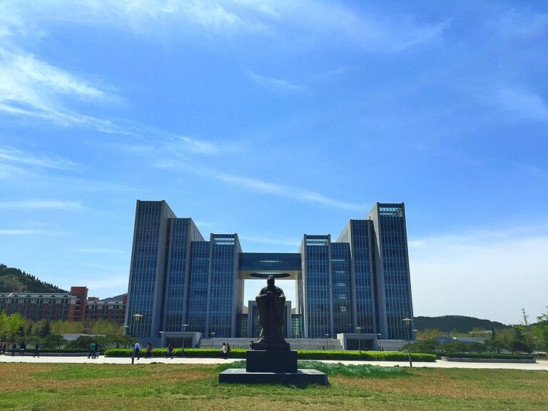 Peran Kementerian Pendidikan dan Kebudayaan dalam Menilai Universitas Terbaik di Indonesia 2023: Sebuah Analisis Mendalam